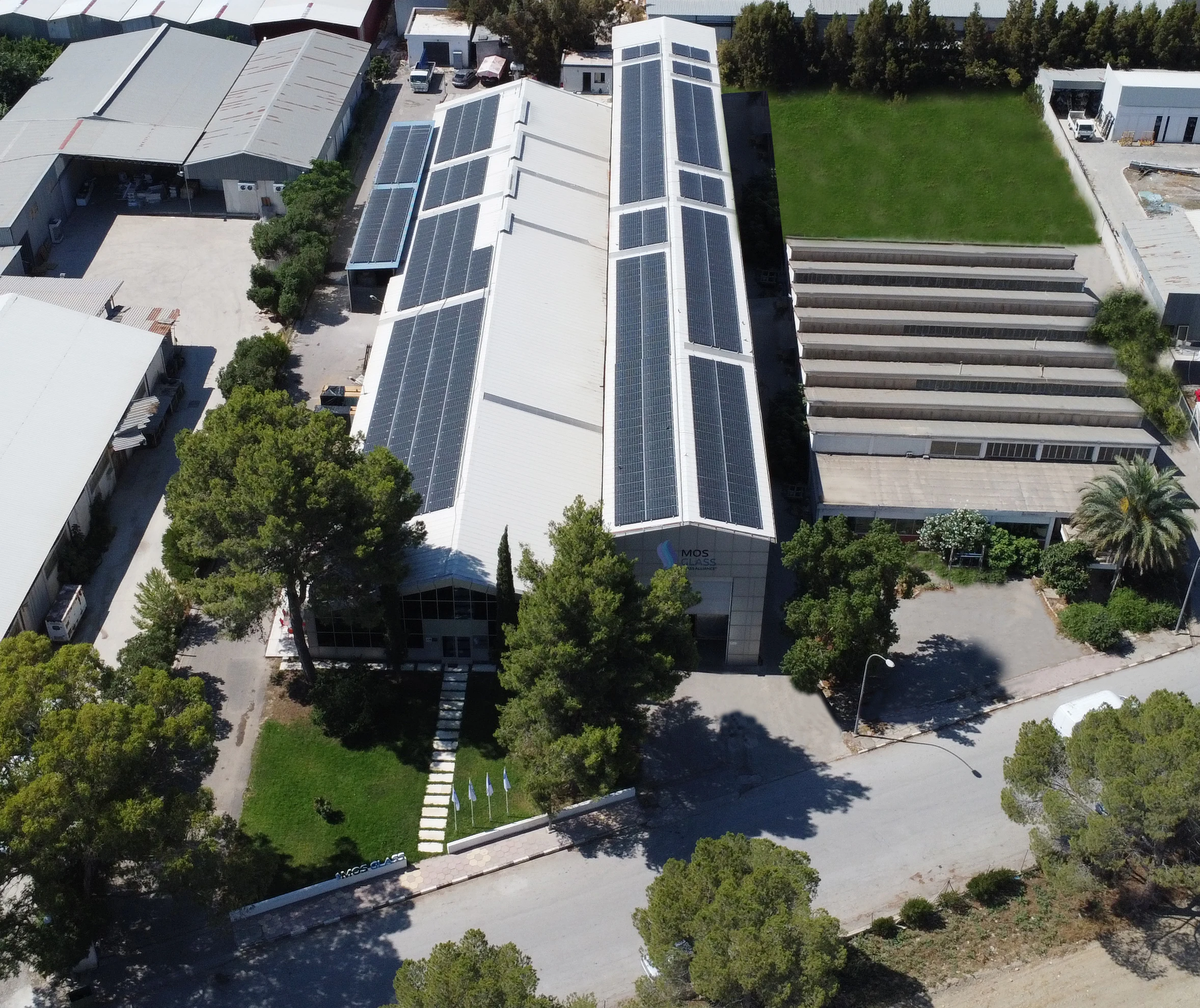 Haspolat Organize Sanayi Bölgesi’ndeki MOS Glass fabrikasının havadan görünümü