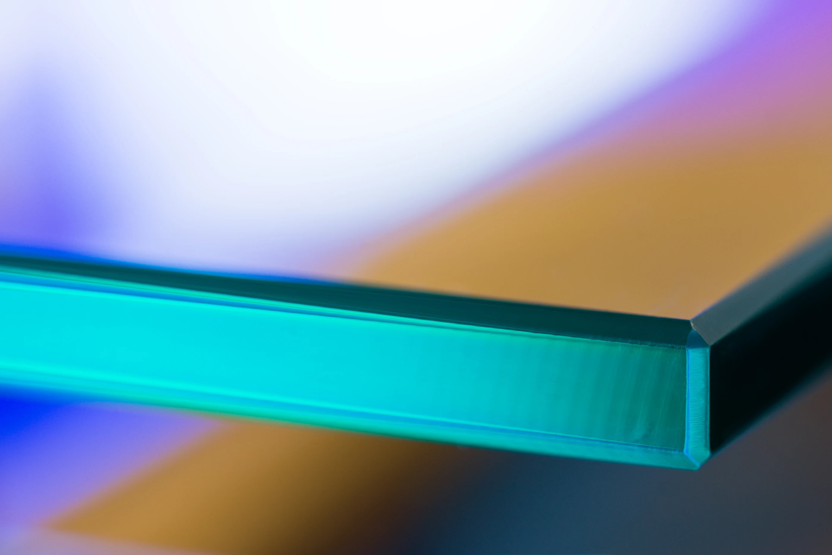 MOS Glass atölyesinde cam kenar işleme