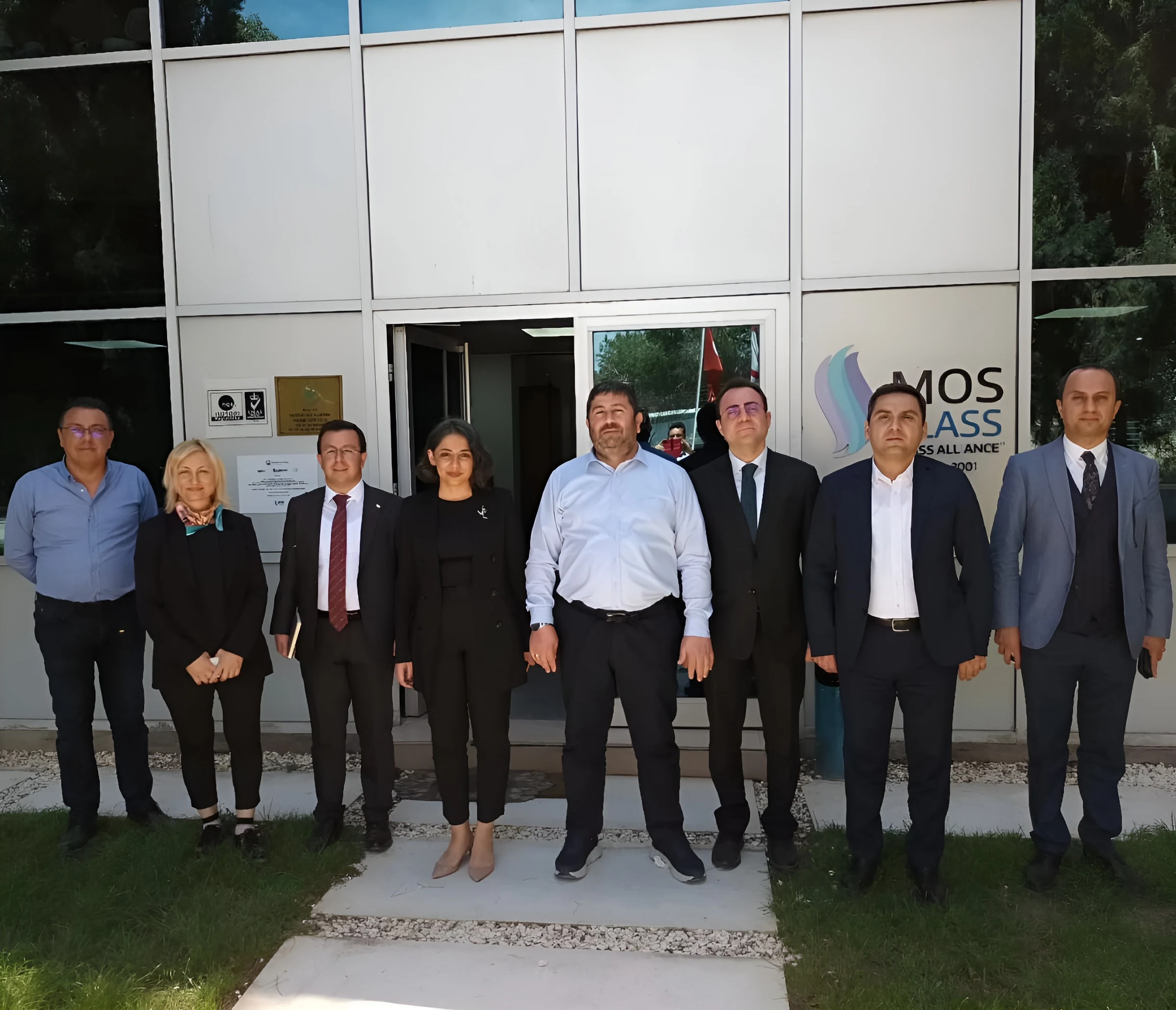 Barış Yeniçeri ve heyeti MOS GLASS fabrikasının girişinde